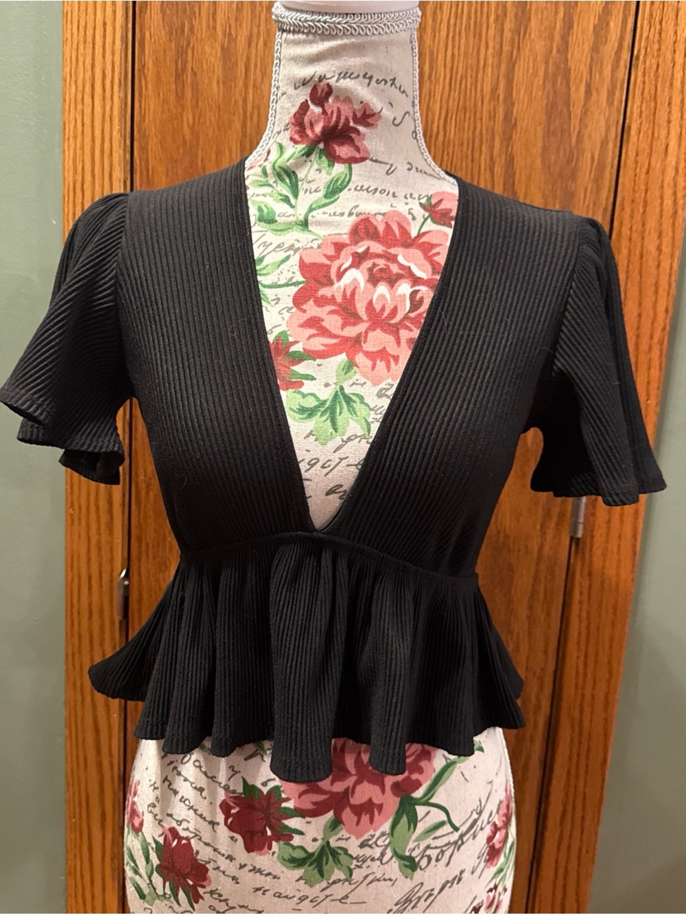 Urban Outfitters Women’s Black Ribbed Peplum V-Neck Top size XS